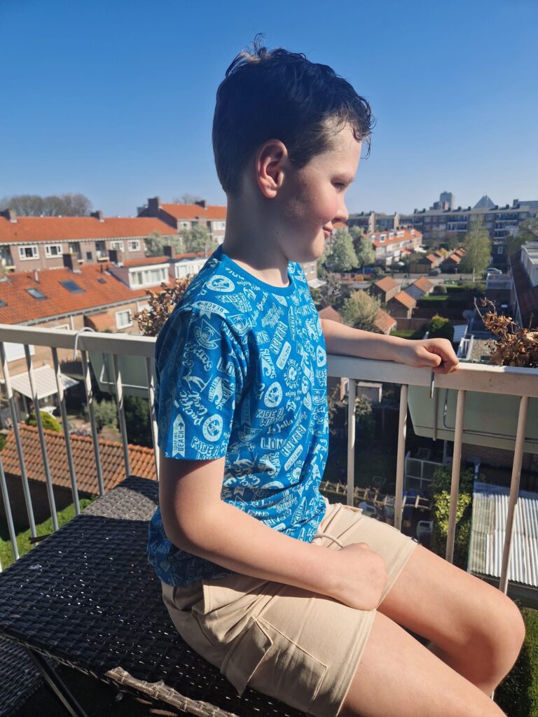 Joshua met zomerkleding